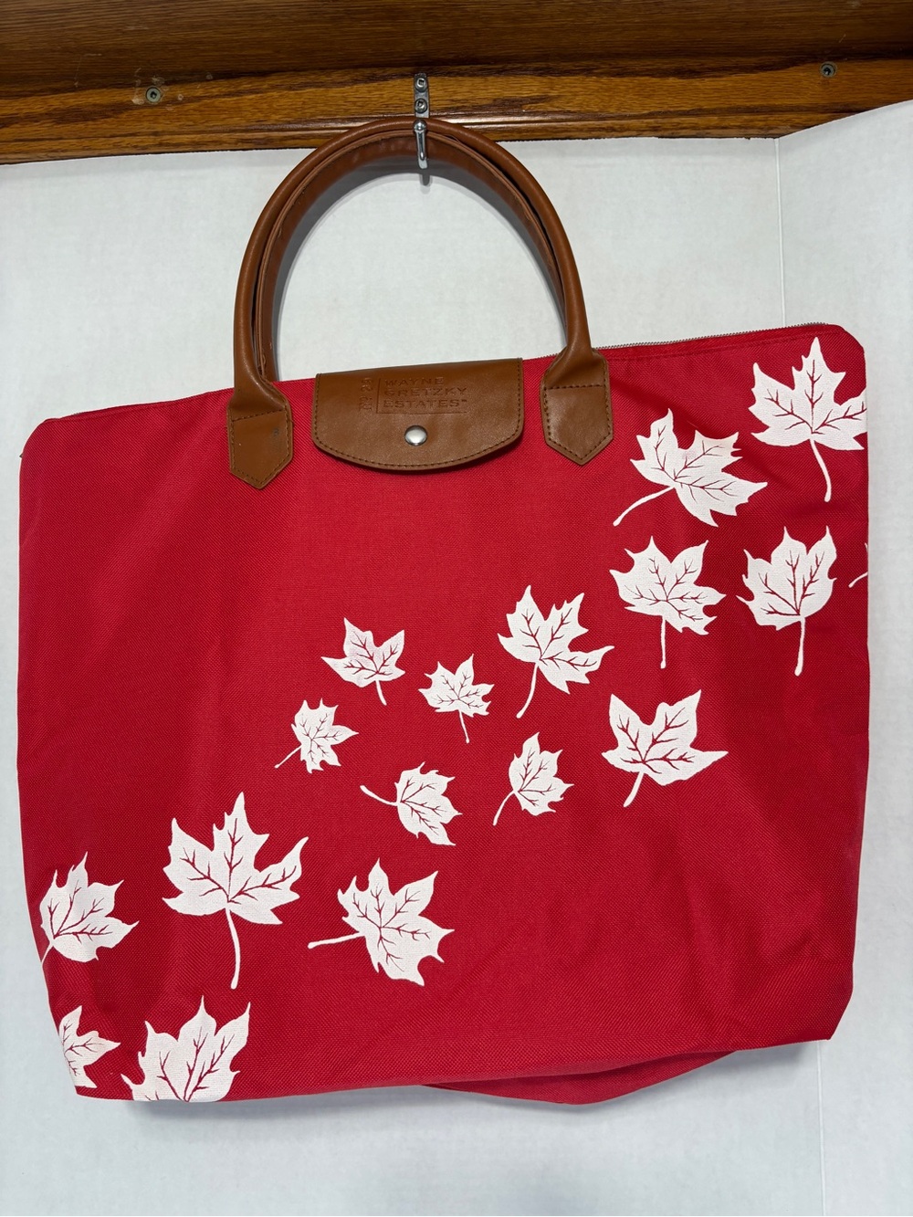 Wayne Gretzky Estates No.99 Red Maple Leaf-Print Foldable Tote Brown Handles